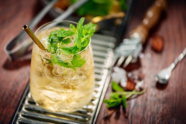 mocktail julep alla menta - ginger drink alcohol drinking straw foto e immagini stock