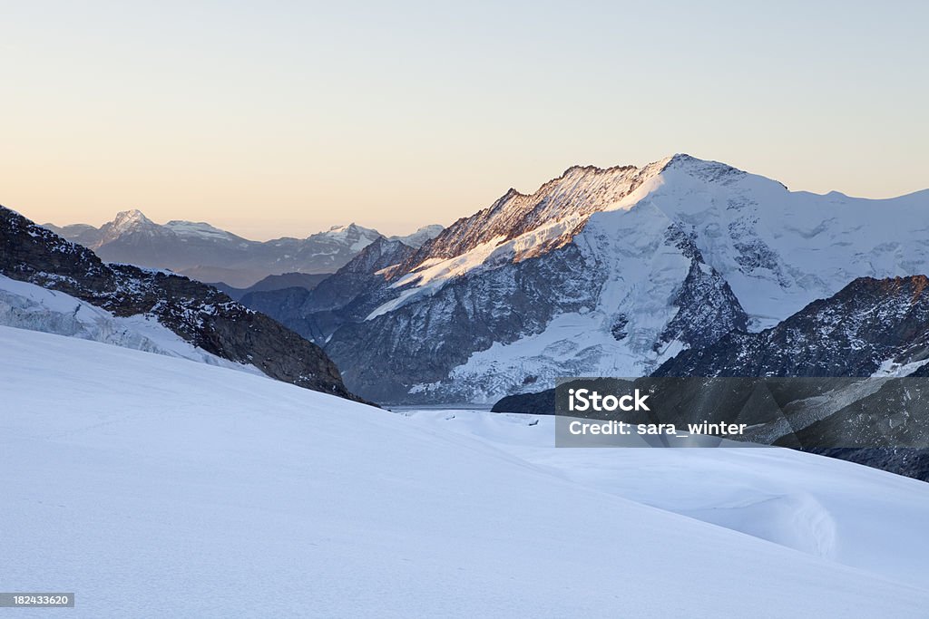 Picco di montagna in alba di Jungfraujoch in Svizzera - Foto stock royalty-free di Jungfraujoch