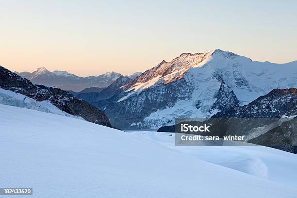 Picco Di Montagna In Alba Di Jungfraujoch In Svizzera - Fotografie stock e altre immagini di Jungfraujoch