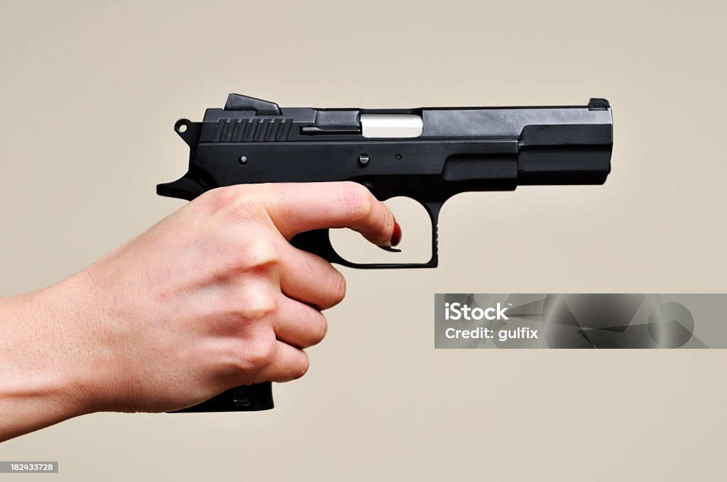 Pistola nero in una mano - Foto stock royalty-free di Arma da fuoco