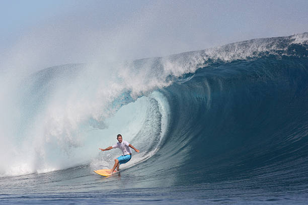 duża fala surfing - big wave surfing zdjęcia i obrazy z banku zdjęć