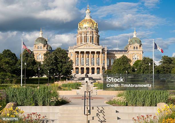 Iowa State Capitol E Giardini - Fotografie stock e altre immagini di Iowa - Iowa, Sede dell'assemblea legislativa di stato, Iowa State Capitol