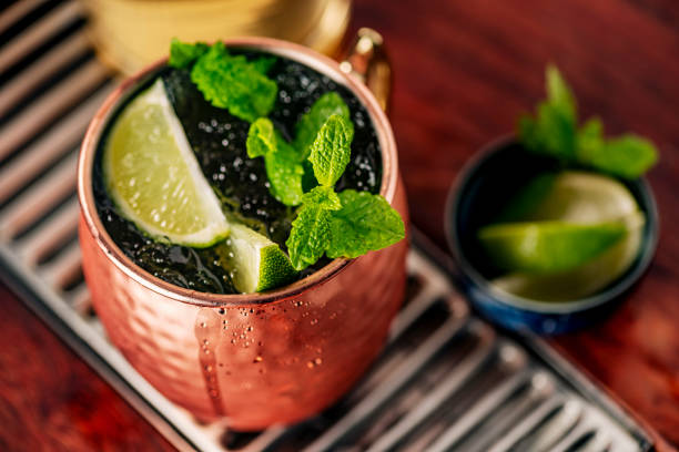 moscow mule ginger ale mocktail - ginger drink alcohol drinking straw foto e immagini stock