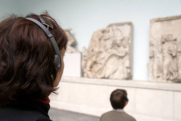 turista em museu - ancient civilization audio imagens e fotografias de stock