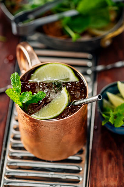 moscow mule ginger ale mocktail - ginger drink alcohol drinking straw foto e immagini stock