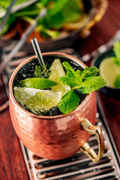 moscow mule ginger ale mocktail - ginger drink alcohol drinking straw foto e immagini stock