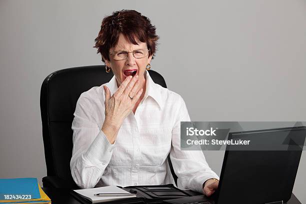 Photo libre de droit de Sleepy Travailleur banque d'images et plus d'images libres de droit de Femmes - Femmes, Une seule femme, Bureau - Lieu de travail