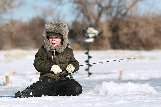 pêche sur la glace - ice fishing photos et images de collection