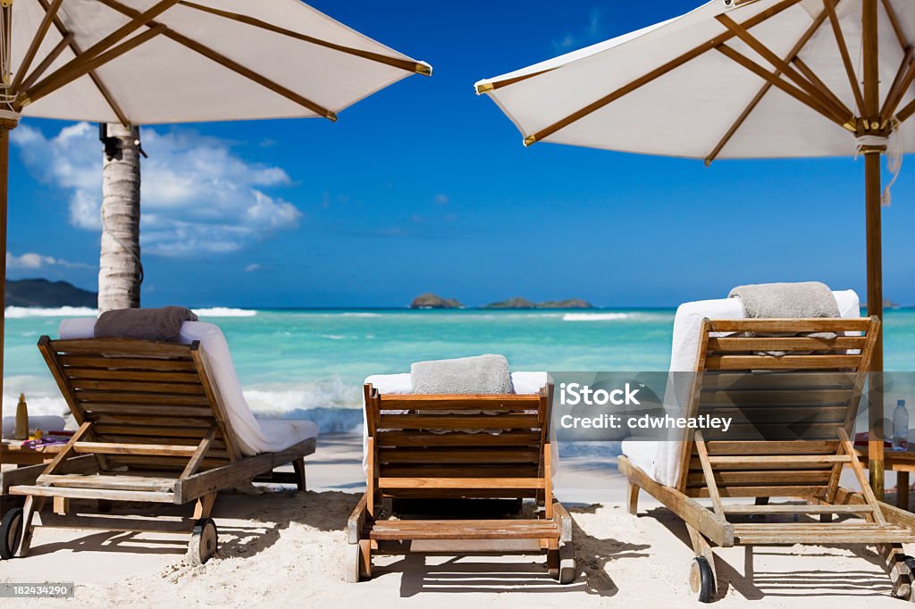 모더레이트 편안한 의자 의자, 파라솔 한 카리브계 플라주 - 로열티 프리 관광 리조트 스톡 사진