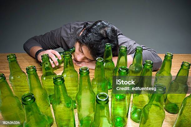 Usuwany Pijany - zdjęcia stockowe i więcej obrazów 20-24 lata - 20-24 lata, 20-29 lat, Alkohol - napój