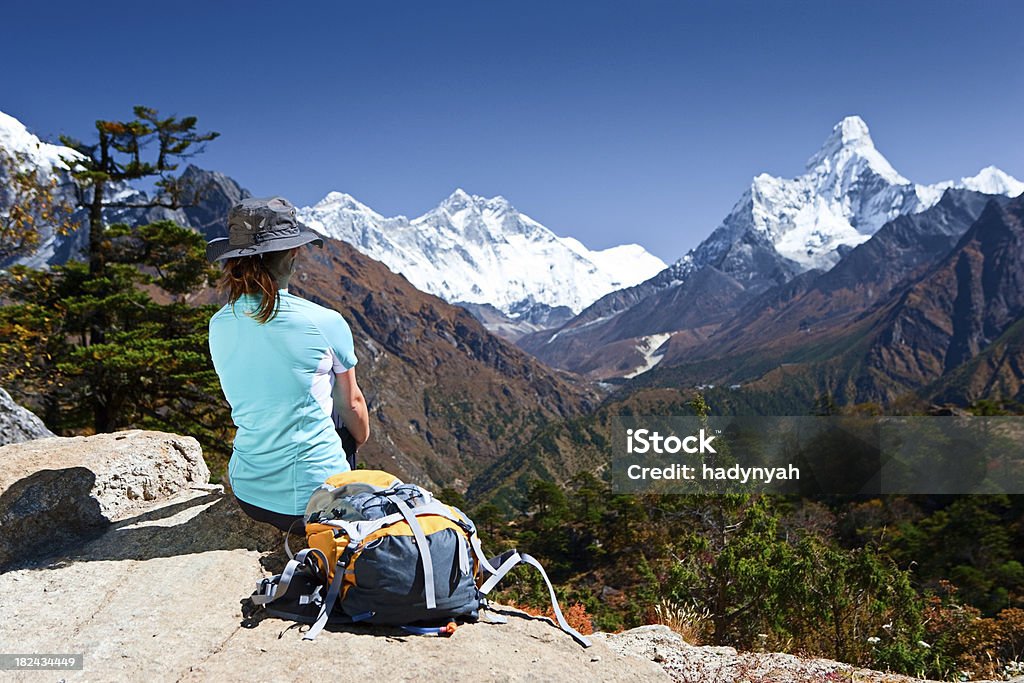 Turístico feminino olhando o Monte Ama Dablam - Foto de stock de Mochila - Bolsa royalty-free