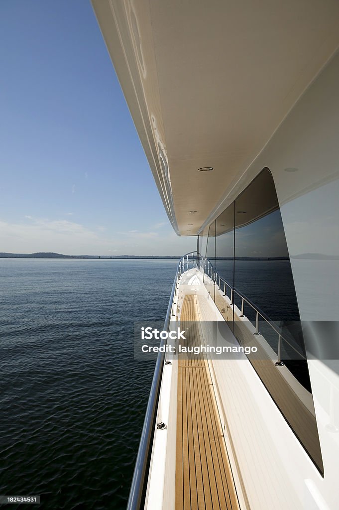 Terrazza in teak yacht a motore - Foto stock royalty-free di Scafo