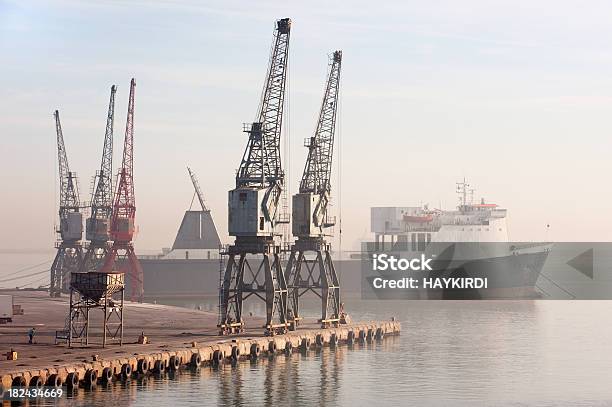 Statków I Dźwigi Portu - zdjęcia stockowe i więcej obrazów Brzeg wody - Brzeg wody, Fotografika, Gantry Crane