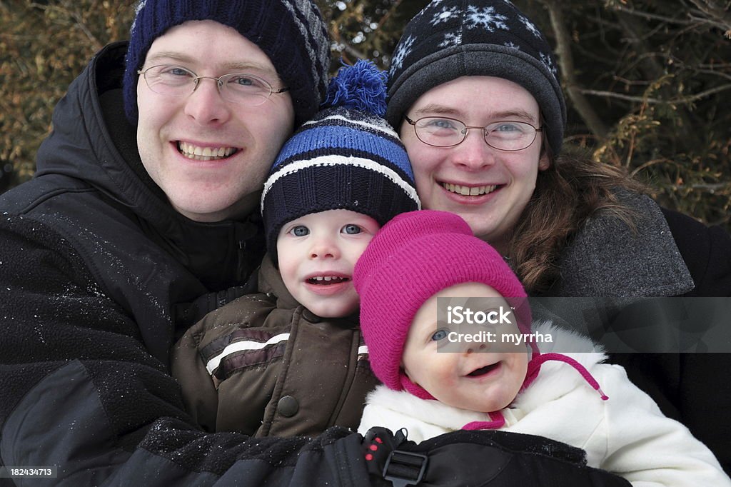 Invierno abrazo familia - Foto de stock de Abrazar libre de derechos