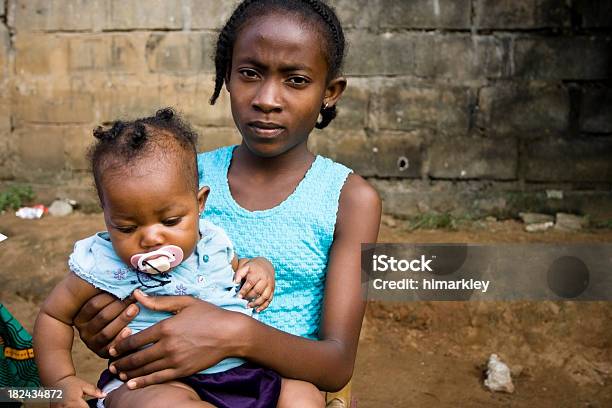 Foto de Jovens Africanas Circuncidadas e mais fotos de stock de Família - Família, Libéria, Preocupado