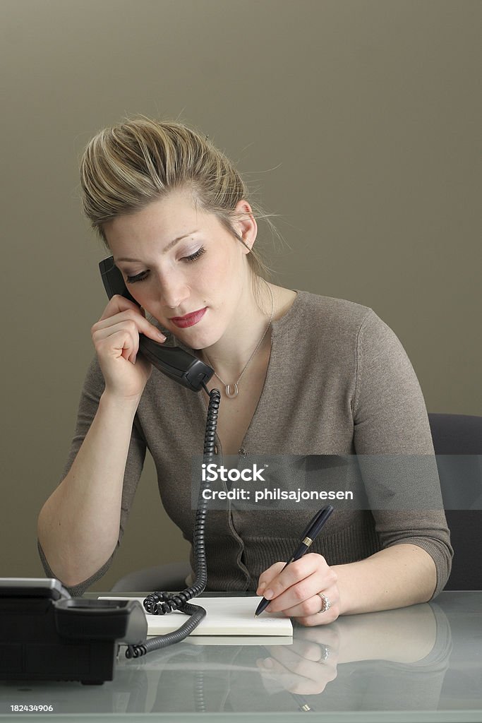 business-Frauen, die Botschaft mit Handy - Lizenzfrei 20-24 Jahre Stock-Foto