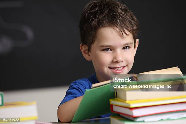 Student In Einem Klassenzimmer Stockfoto und mehr Bilder von 6-7 Jahre - 6-7 Jahre, Beginn des Schuljahres, Bildung