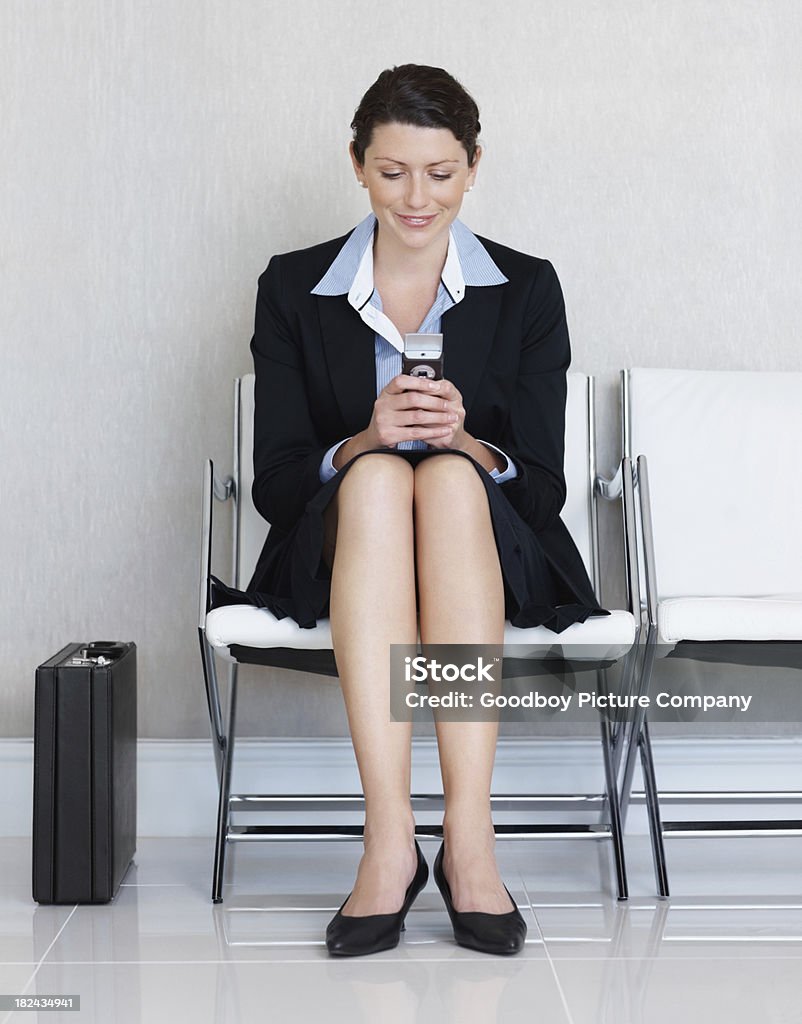 を使用してビジネスの女性のテキストメッセージを携帯電話 - 1人のロイヤリティフリーストックフォト