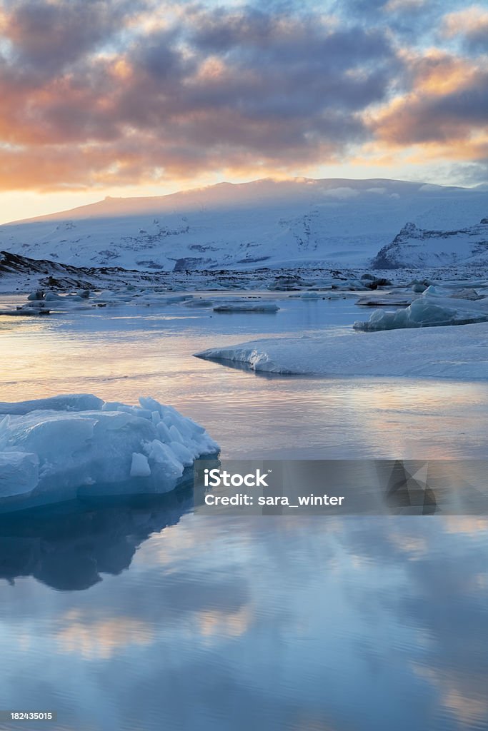 Glaciar de jökulsárlón Icebergs en el lago al atardecer - Foto de stock de Puesta de sol libre de derechos