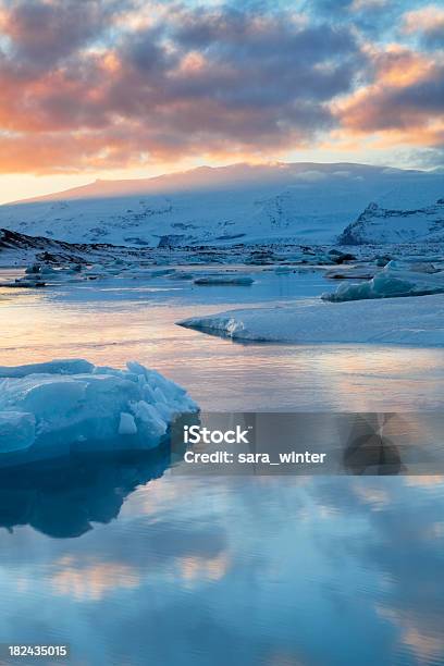 Icebergs W Jökulsárlón Glacier Jezioro O Zachodzie Słońca - zdjęcia stockowe i więcej obrazów Zachód słońca