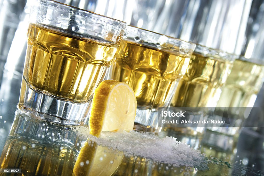 列のテキーラ - アルコール飲料のロイヤリティフリーストックフォト