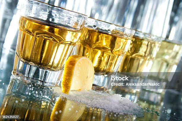 Foto de Fileira De Shots De Tequila e mais fotos de stock de Bebida - Bebida, Bebida alcoólica, Bebida destilada