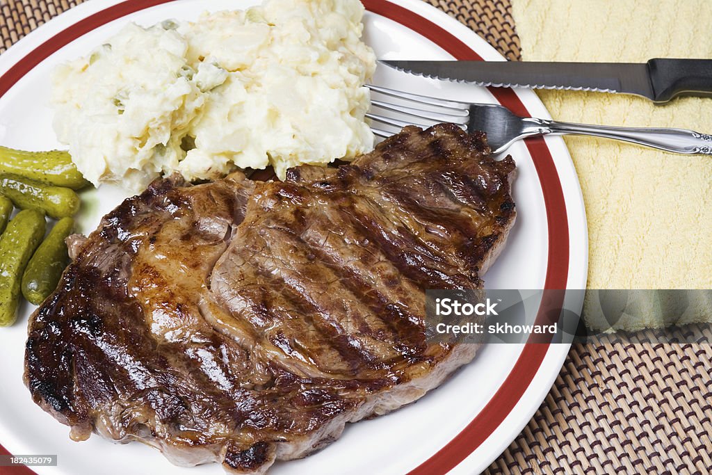 Bife Rib Eye Steak refeição com salada de batata - Foto de stock de Carne Sem Osso royalty-free