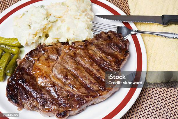 Foto de Bife Rib Eye Steak Refeição Com Salada De Batata e mais fotos de stock de Carne Sem Osso - Carne Sem Osso, Rib Eye Steak, Bife