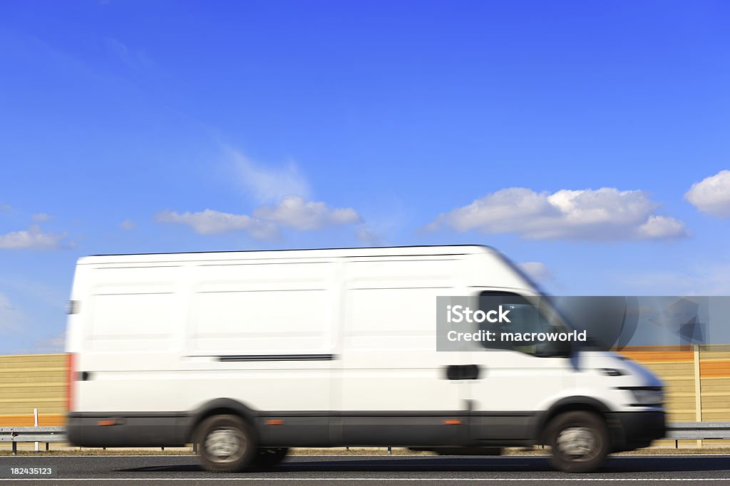 Camionnette de livraison blanc sur autoroute vitesse - Photo de Transport libre de droits
