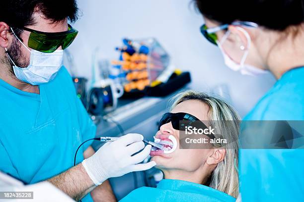 Dentista - Fotografie stock e altre immagini di Abilità - Abilità, Adulto, Aperto