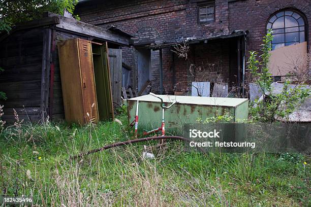 Foto de Backyard Cheio De Lixo e mais fotos de stock de Desarrumado - Desarrumado, Jardim particular, Abandonado