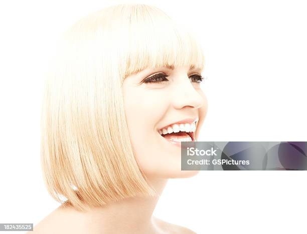 Sonriente Mujer Rubia Foto de stock y más banco de imágenes de Perfil - Vista de costado - Perfil - Vista de costado, Corte de pelo por encima de los hombros, Fondo blanco