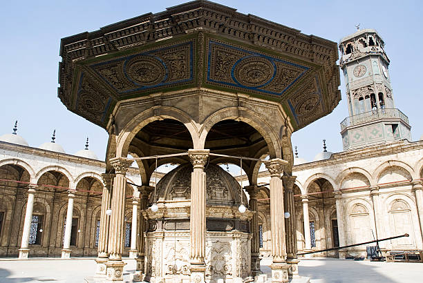 courtyard della moschea, il cairo, egitto - courtyard arch arabic style cairo foto e immagini stock