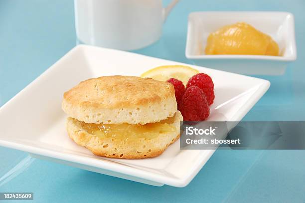 Biscoito De Leitelho Com Creme De Limão - Fotografias de stock e mais imagens de Assado no Forno - Assado no Forno, Azul, Bebida Quente