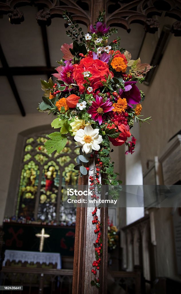 Урожай Фестиваль цветы в церкви - Стоковые фото Алтарь роялти-фри