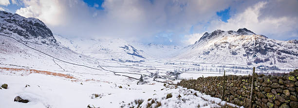 inverno nella regione dei laghi - langdale pikes panoramic english lake district cumbria foto e immagini stock