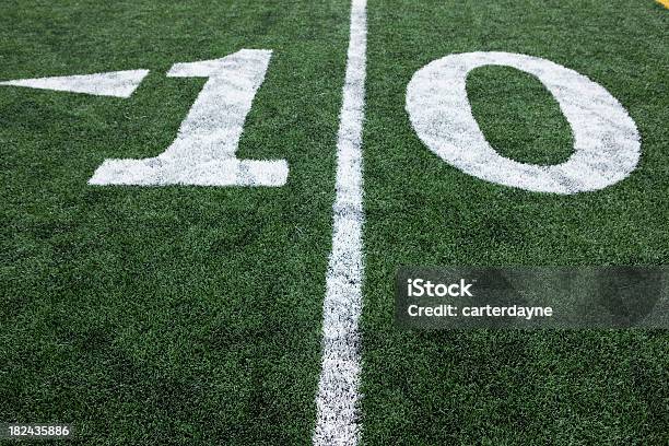 Estadio De Fútbol De Línea De 10 Yardas De Césped Artificial Y Marcas Foto de stock y más banco de imágenes de Línea de 10 yardas