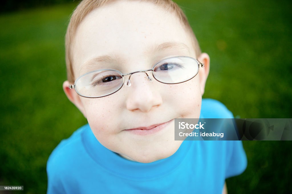 Счастливый молодой мальчик с очки улыбается за - Стоковые фото 8-9 лет роялти-фри