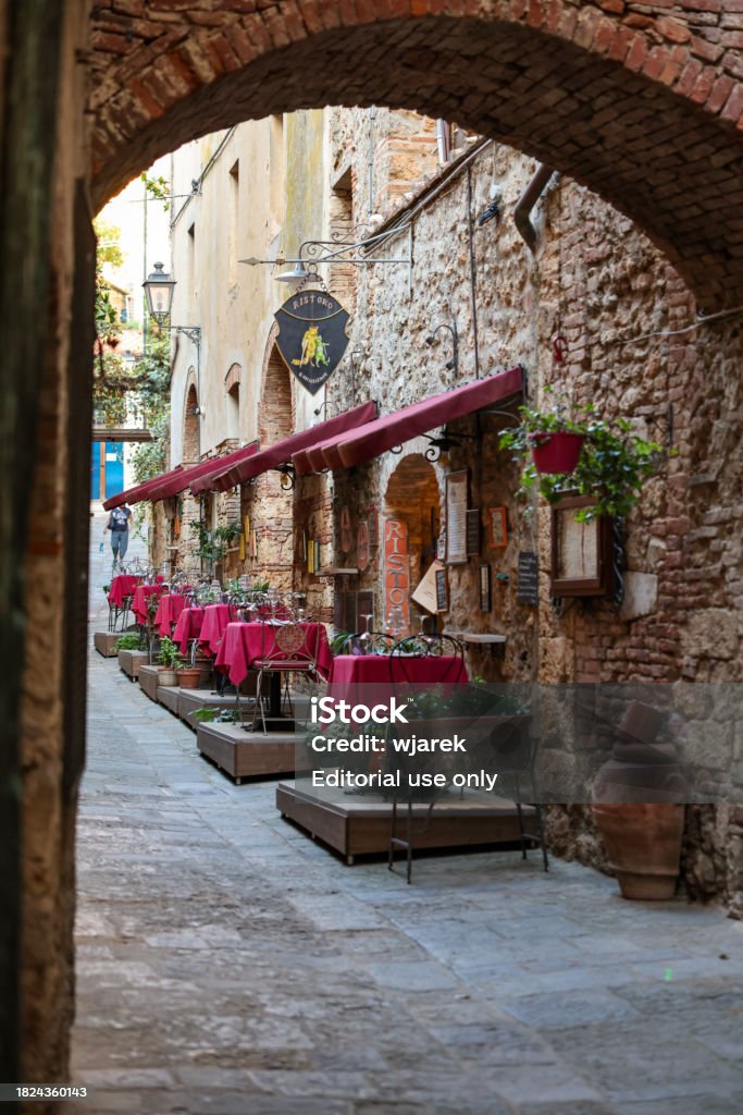 The old town of Massa Marittima, also known as the Citta Slow, in Tuscany, Italy - Trả phí Bản quyền Một lần Nhà hàng Bức ảnh sẵn có The old town of Massa Marittima, also known as the Citta Slow, in Tuscany, Italy - Trả phí Bản quyền Một lần Nhà hàng Bức ảnh sẵn có