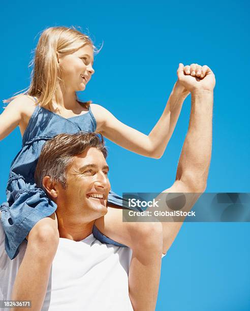 Pai Carregar A Filha Nos Ombros Contra Céu Azul - Fotografias de stock e mais imagens de 30-39 Anos - 30-39 Anos, 35-39 Anos, 8-9 Anos