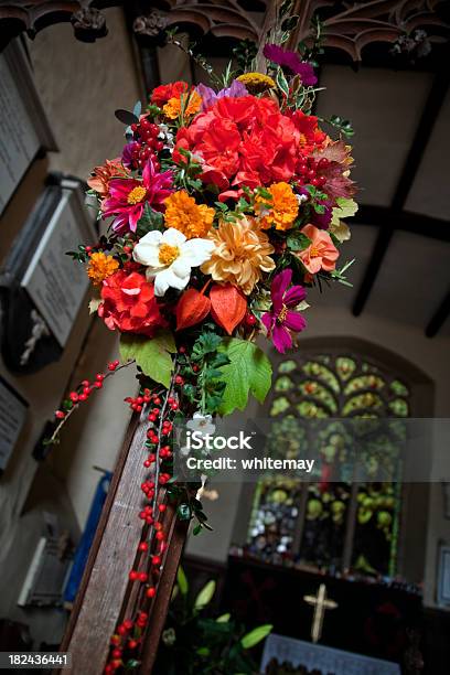 Photo libre de droit de Harvesttemps Des Fleurs Dans Une Église banque d'images et plus d'images libres de droit de Angleterre - Angleterre, Autel, Automne