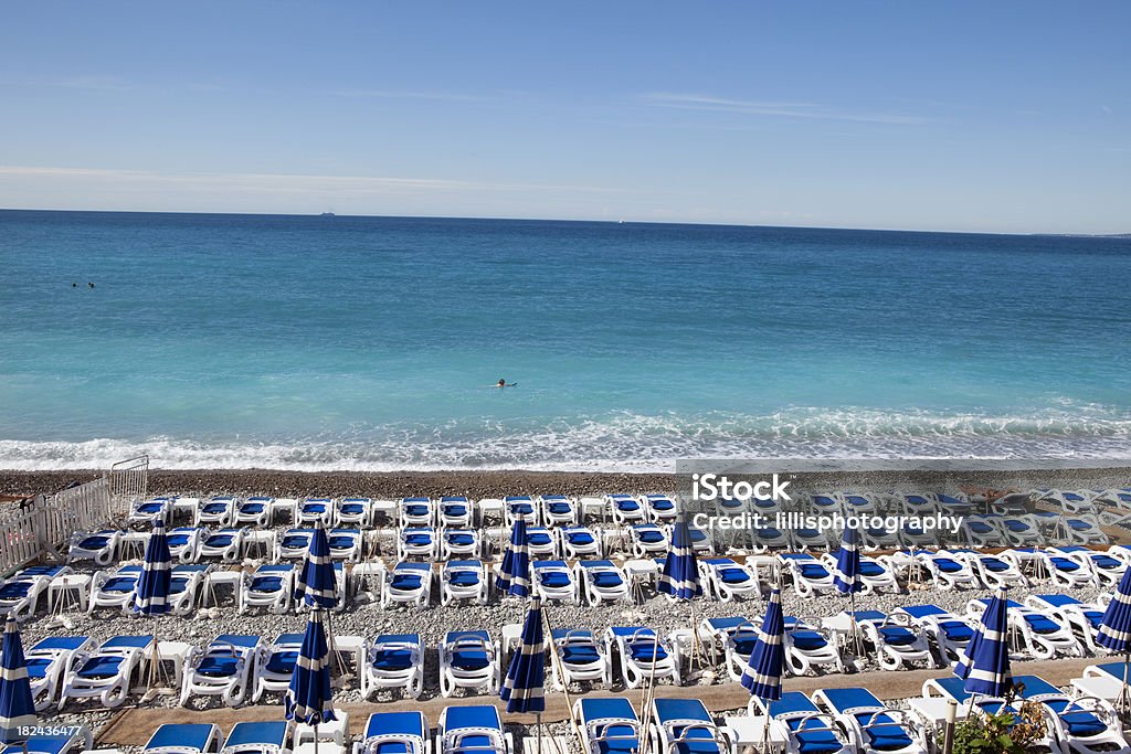 Sillas de playa en Niza, Francia - Foto de stock de Agua libre de derechos