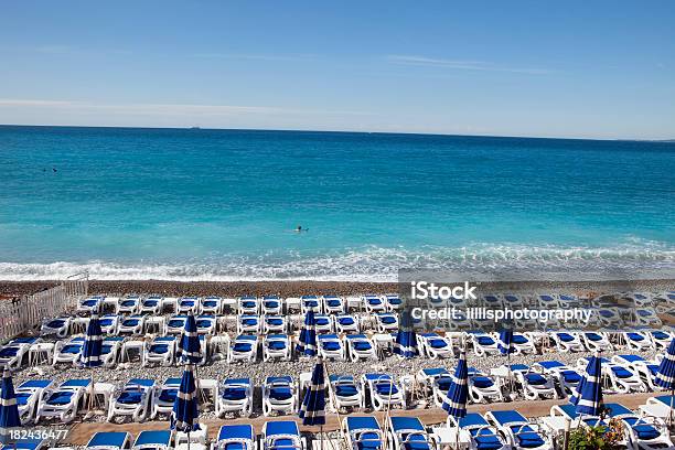 Sillas De Playa En Niza Francia Foto de stock y más banco de imágenes de Agua - Agua, Azul, Cultura francesa