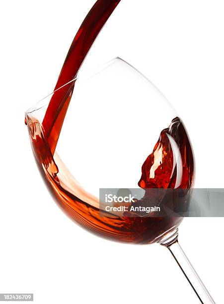 Roten Wein Eingießen In Ein Weinglas Stockfoto und mehr Bilder von Alkoholisches Getränk - Alkoholisches Getränk, Eingießen, Extreme Nahaufnahme