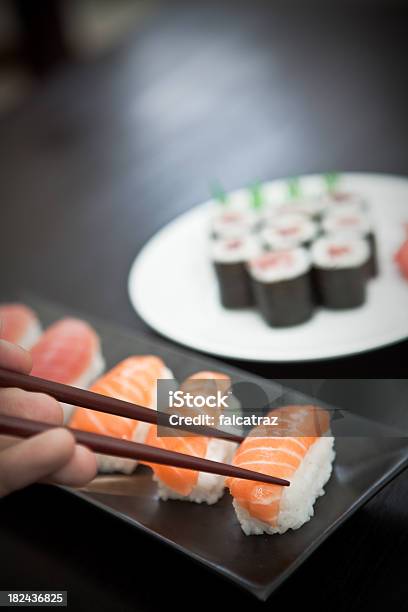 Sushi De Salmón Foto de stock y más banco de imágenes de Alimento - Alimento, Arroz - Comida básica, Atún - Pescado