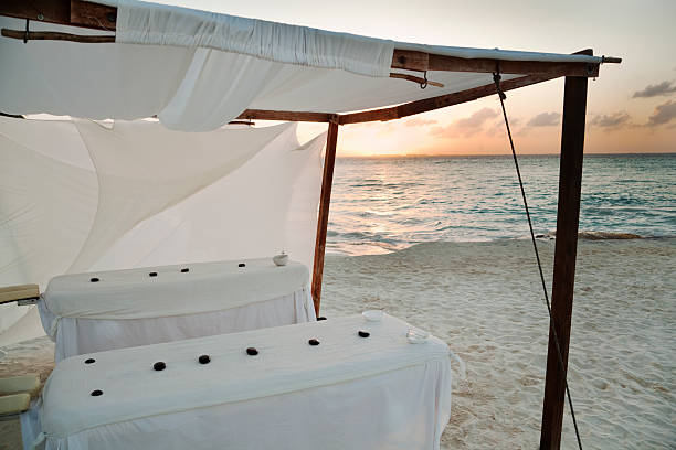 massagem pôr do sol do mar das caraíbas - massaging beach cancun massage table imagens e fotografias de stock