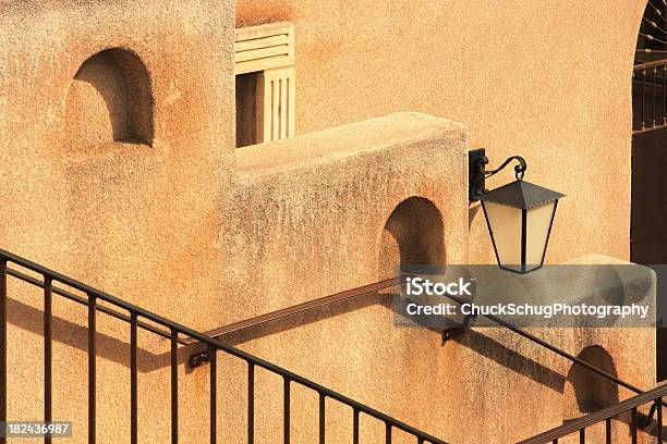 Southwest Fachada De Estuco Caja De La Escalera Foto de stock y más banco de imágenes de Arizona - Arizona, Edificio residencial, Lujo