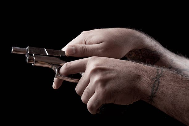 hombre pistola de carga - tattoo gun fotografías e imágenes de stock