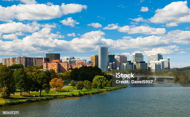 Foto de Horizonte De Rosslyn Virginia e mais fotos de stock de Washington DC - Washington DC, Silhueta urbana, Rio Potomac