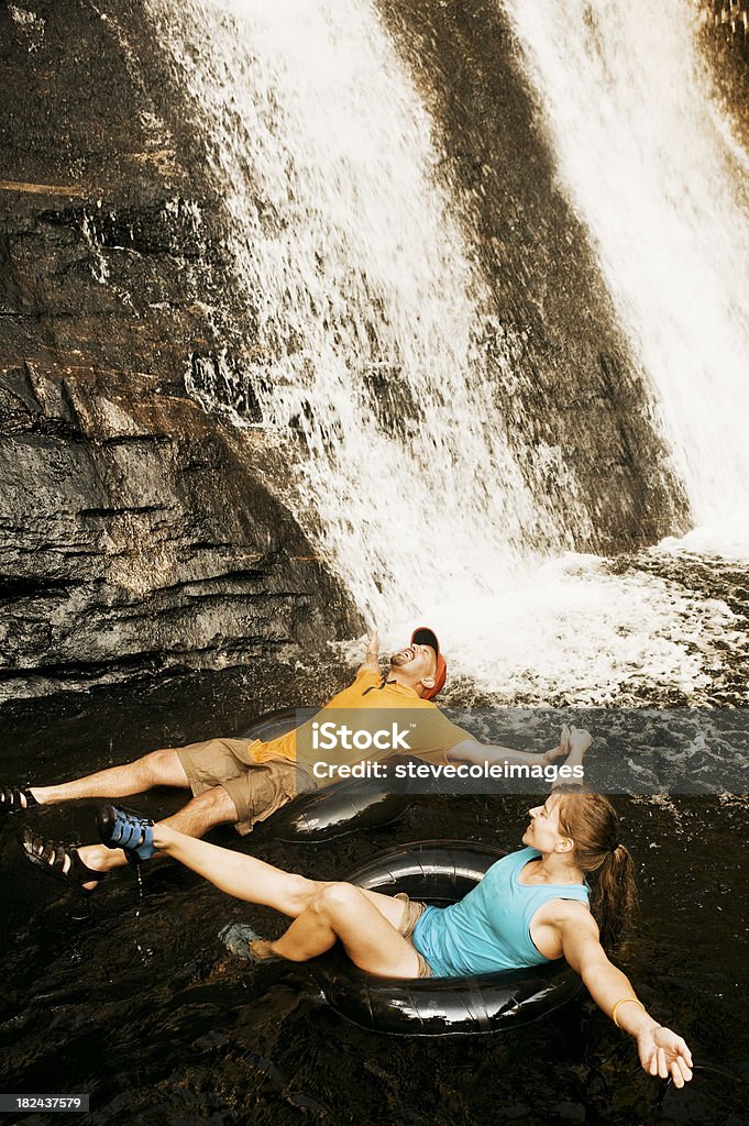 Glückliches Paar Hände halten und innere Tubing - Lizenzfrei Auf dem Wasser treiben Stock-Foto